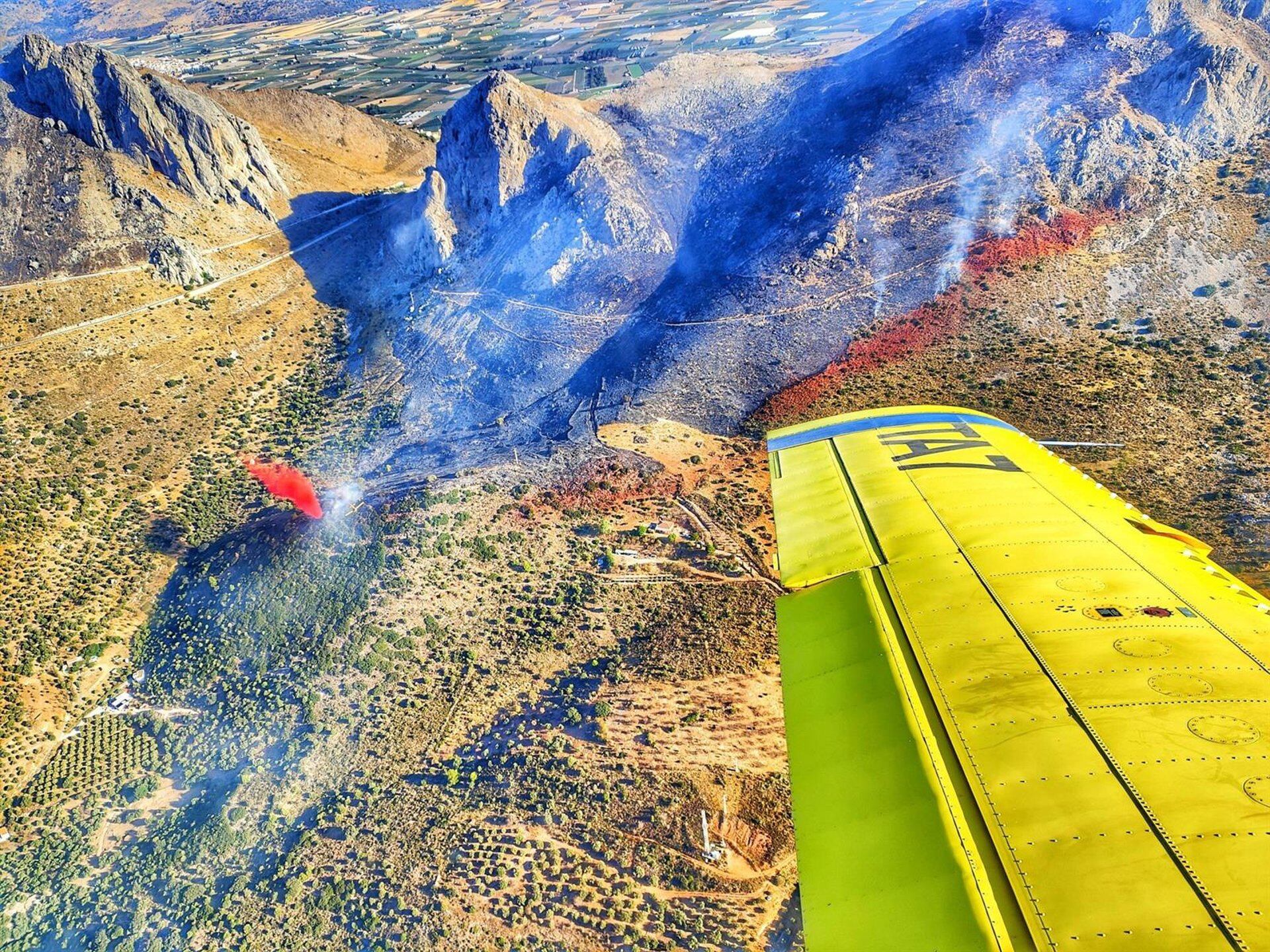 Imagen aérea del incendio declarado en Alcaucín (Málaga).