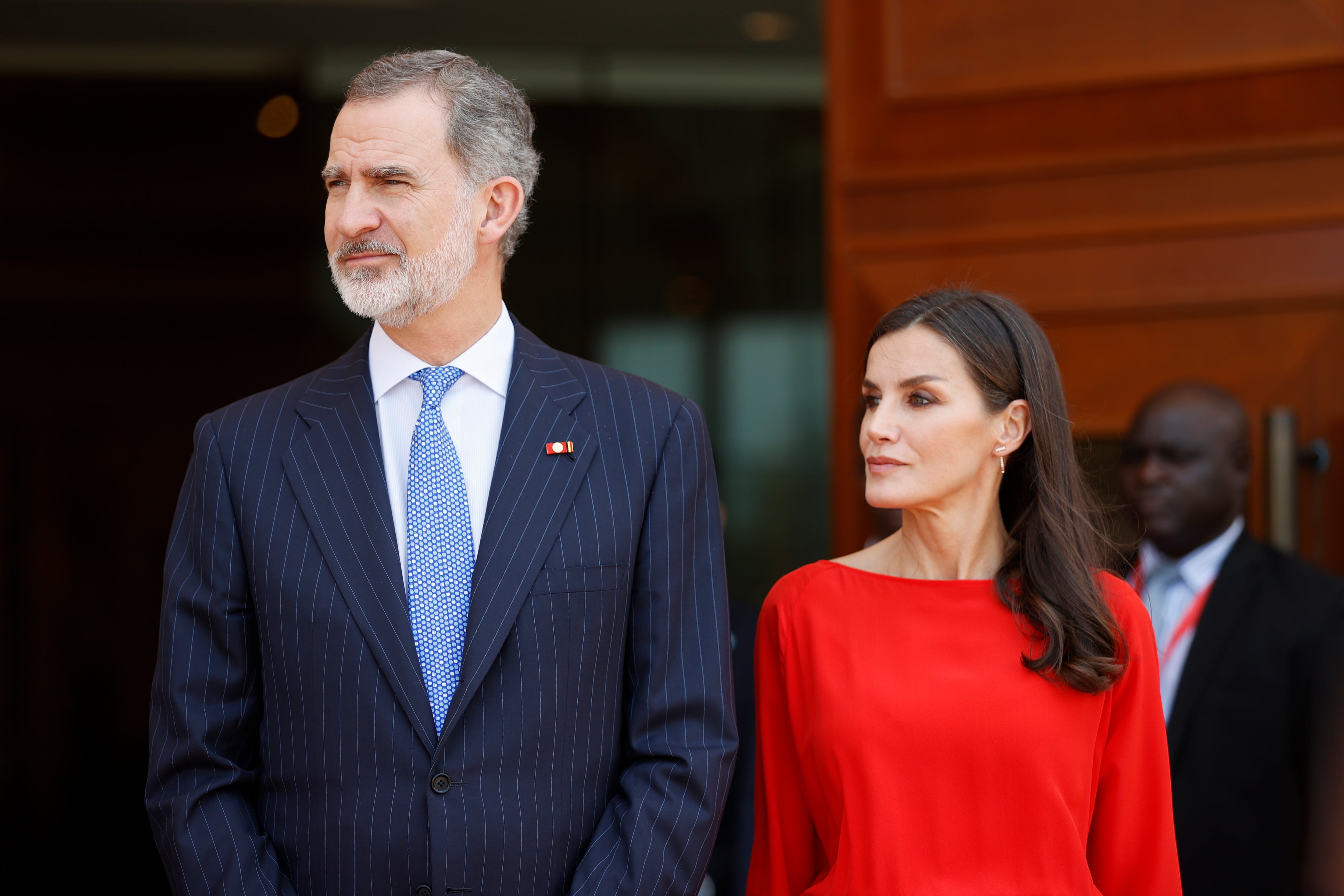 El rey de España, Felipe VI, y la reina, Letizia, antes de su encuentro con la presidenta de la Asamblea Nacional, Carolina Cerqueira, y de un acto en el hemiciclo, este miércoles en Luanda, Angola. EFE/Luis Tejido