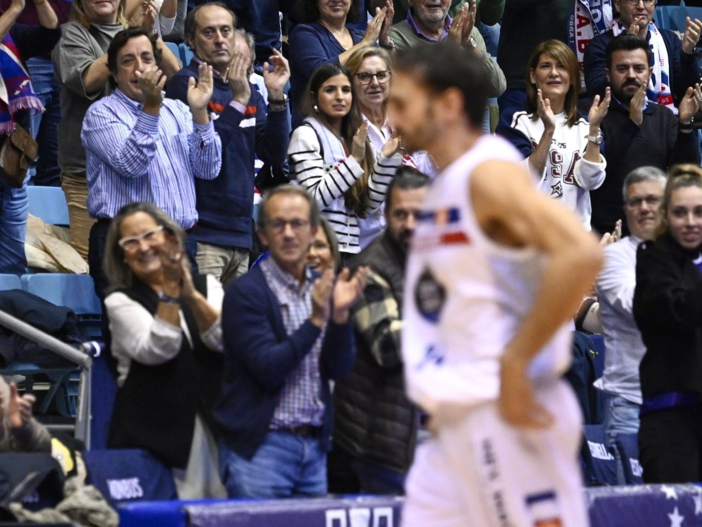 Álvaro Muñoz aplaudido por los aficionados de Obradoiro, en su regreso