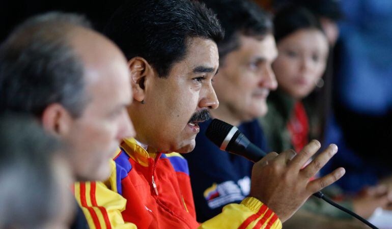 El presidente venezolano, Nicolás Maduro (centro), habla en un acto de gobierno realizado hoy en Caracas, Venezuela.