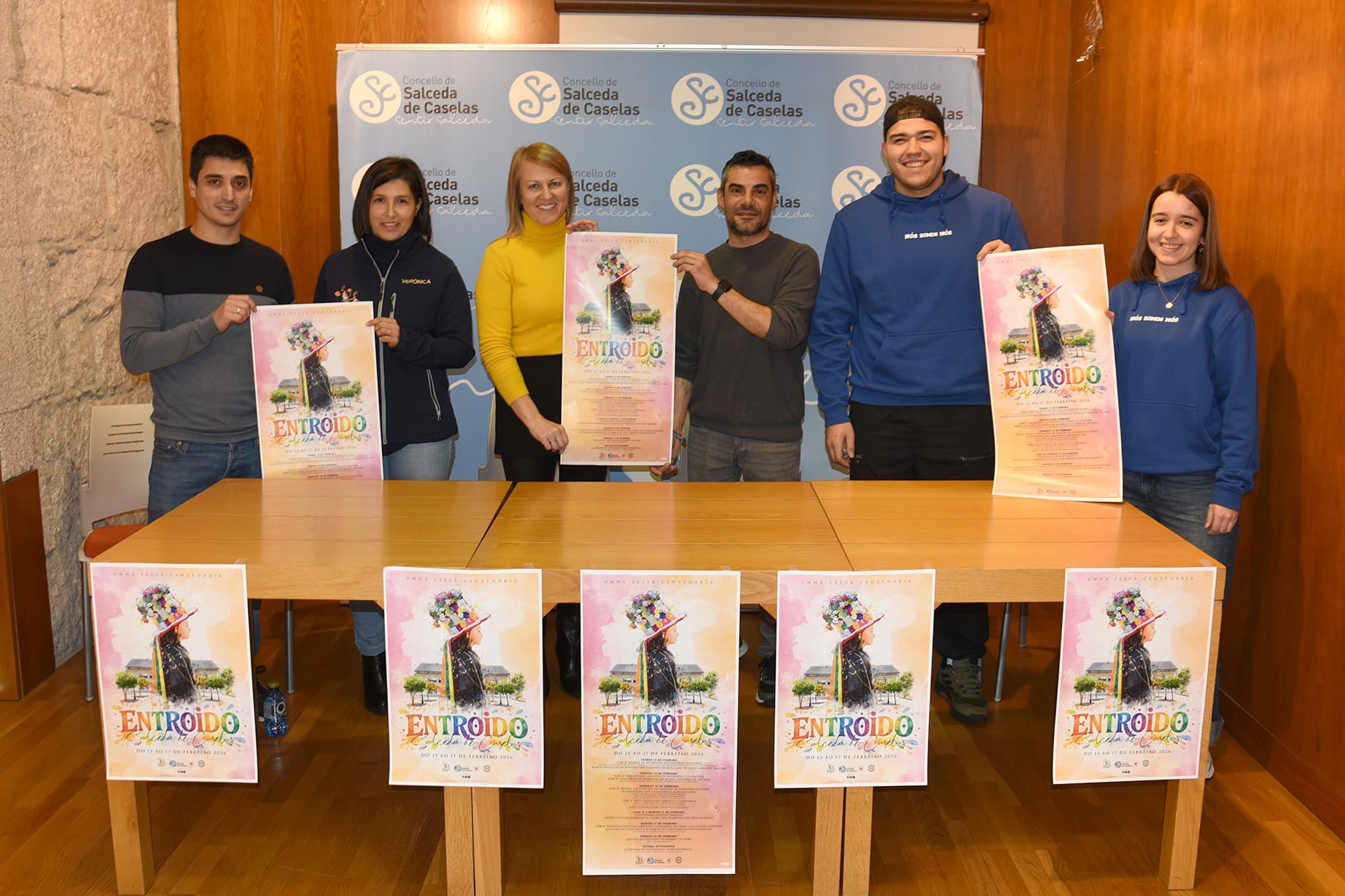 La alcaldesa de Salceda y el concejal de Cultura (centro), junto a representantes de los entroidos de A Feira y Castro Barreiro