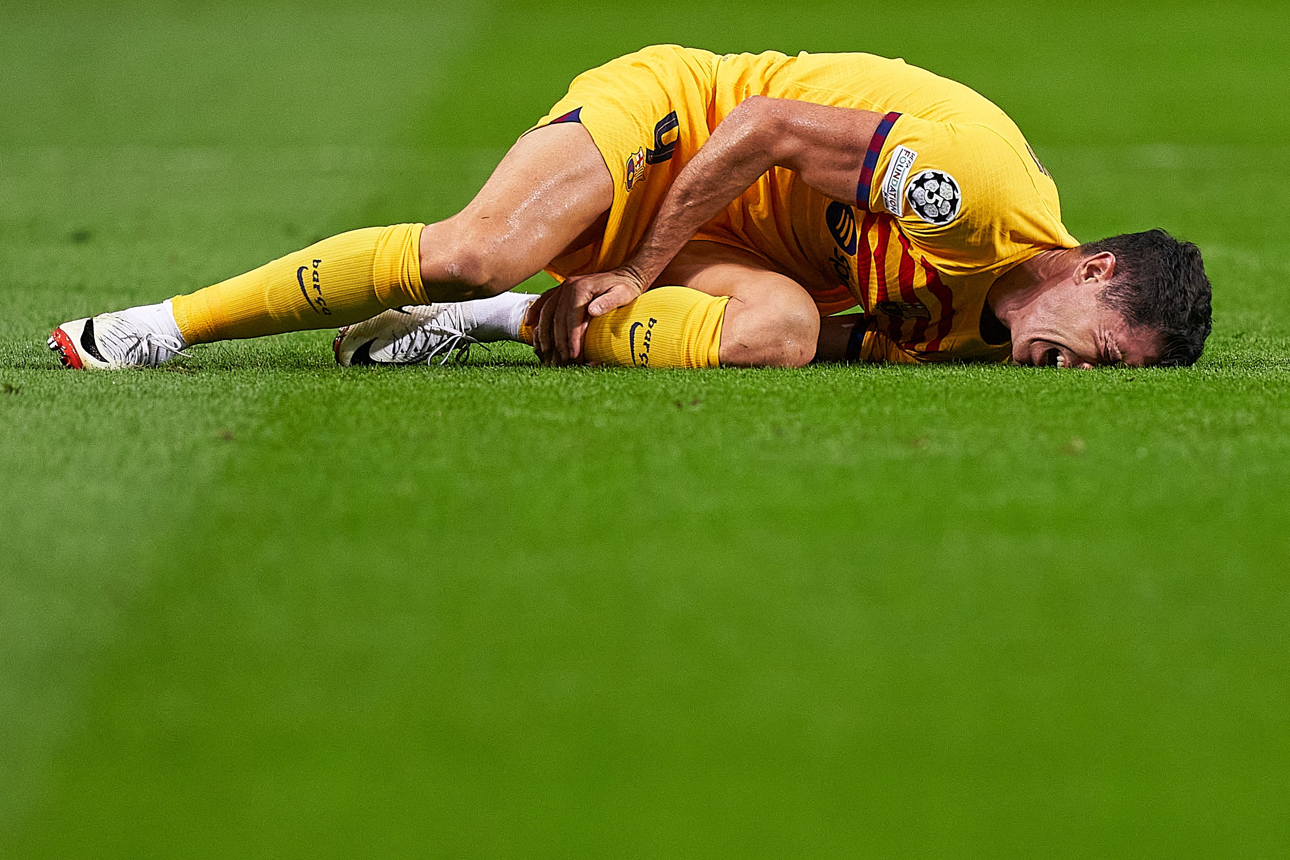 Robert Lewandowski se duele en el tobillo izquierdo tras una entrada en el Oporto - Barça de Champions