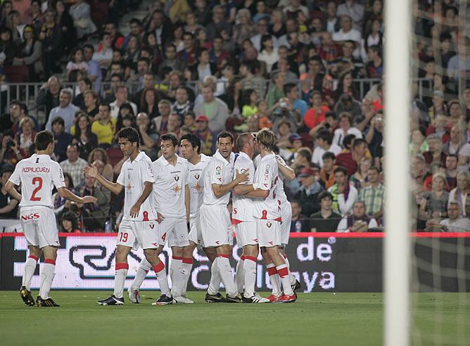 Los jugadores de Osasuna celebran el gol de Pandiani en el Camp Nou