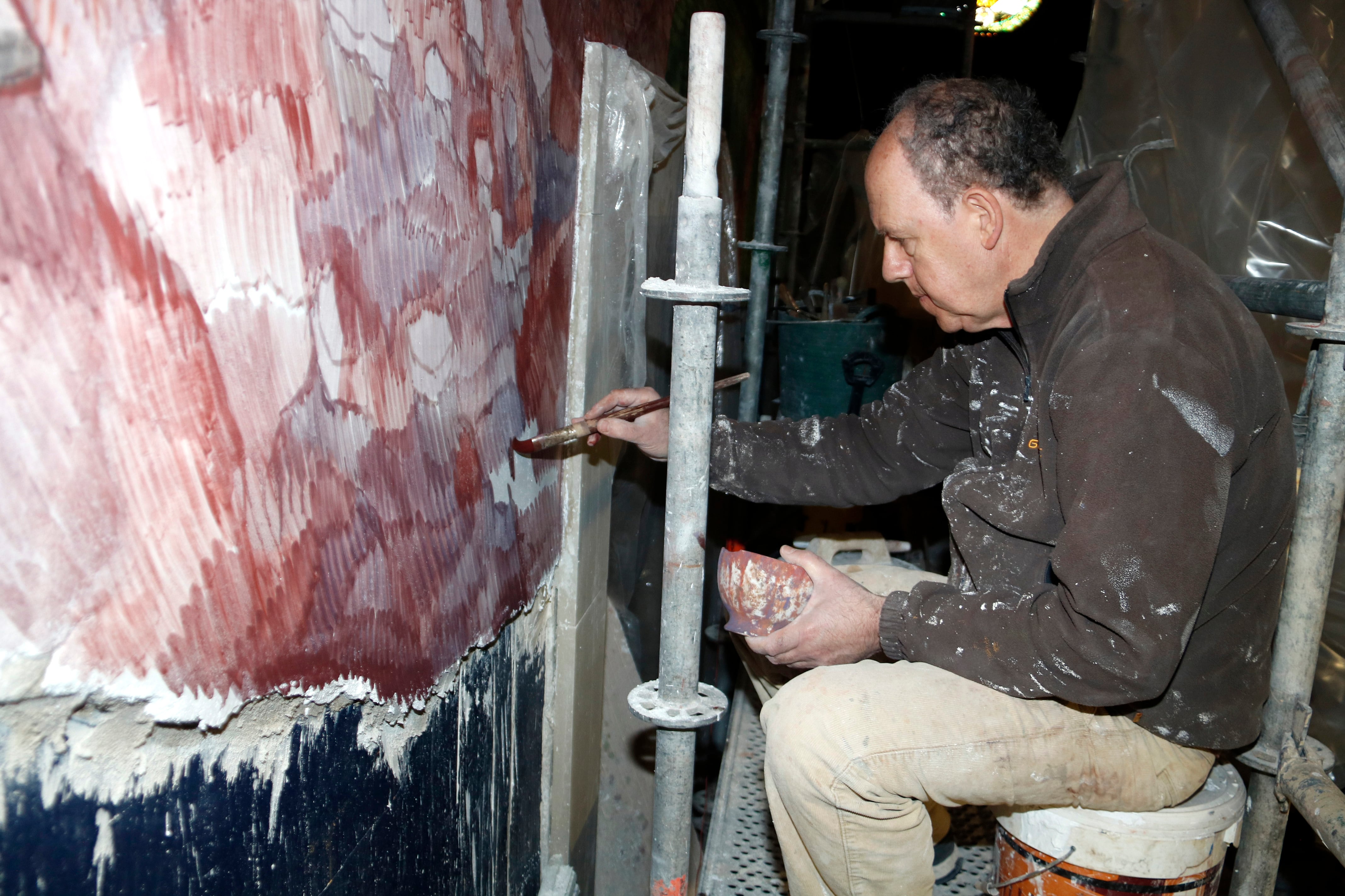 El pintor Josep Minguell donant els últims retocs a la seva obra a l&#039;església de Santa Maria de l&#039;Alba. Els frescos s&#039;inauguraran el proper 14 de maig. Foto: ACN.