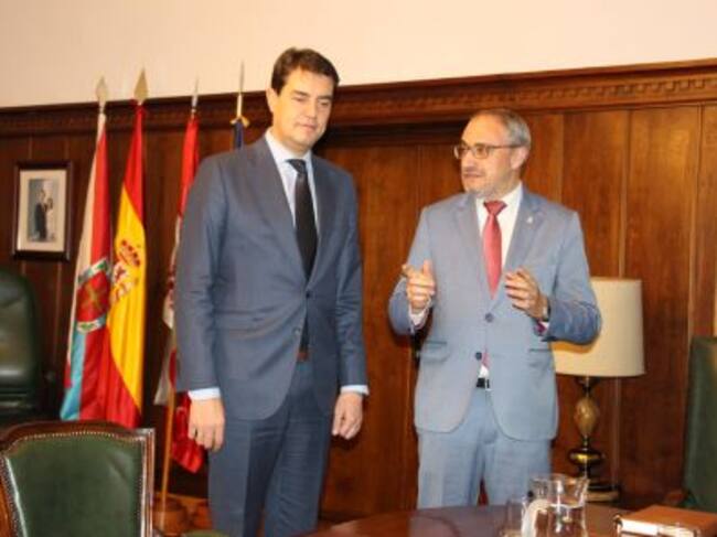 Visita del consejero de Presidencia (izq.), Ángel Ibáñez al Ayuntamiento de Ponferrada. En la foto, junto alcalde, Olegario Ramón