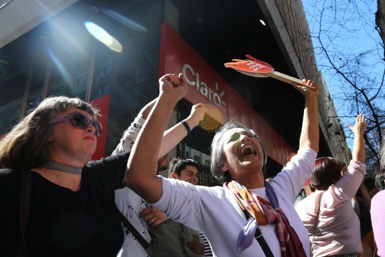 Un grupo de manifestantes celebra la despenalización parcial de la interrupción voluntaria del embarazo en Chile