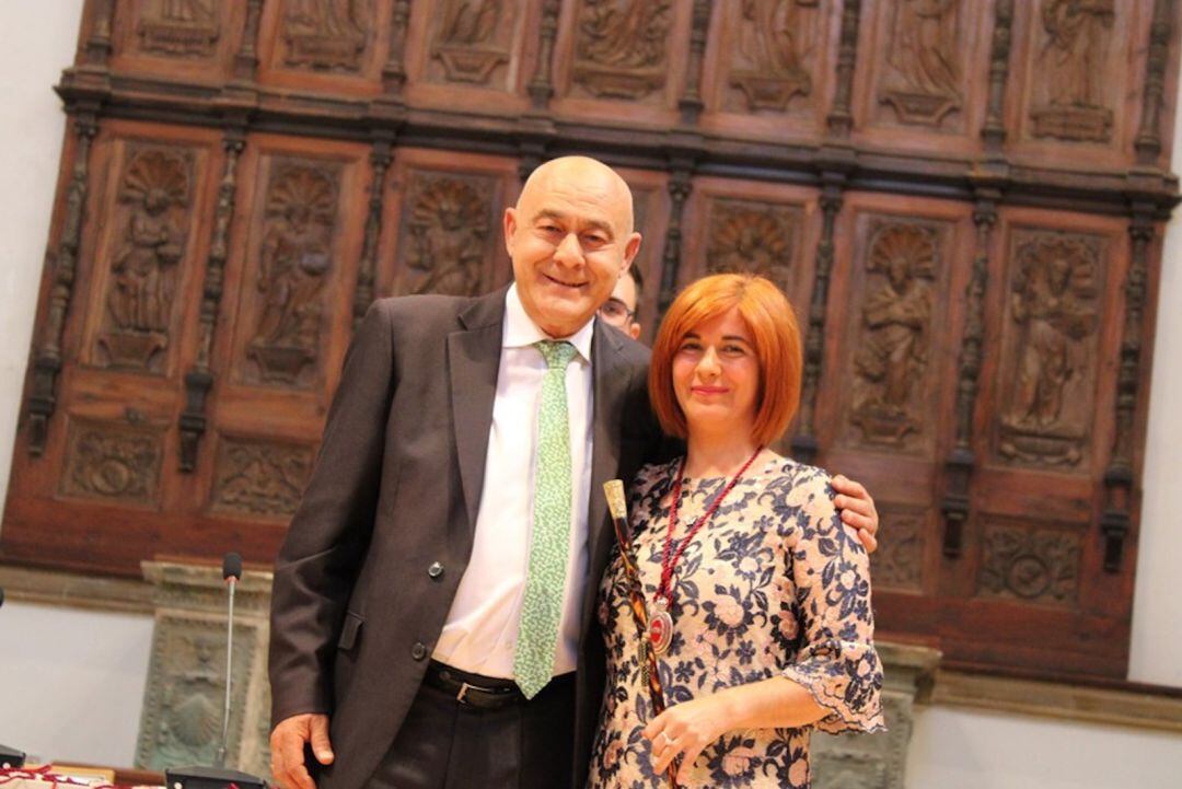 La alcaldesa de Úbeda, Toni Olivares, recibe de nuevo el bastón de mando de manos de José Luis Madueño, miembro de la mesa de edad