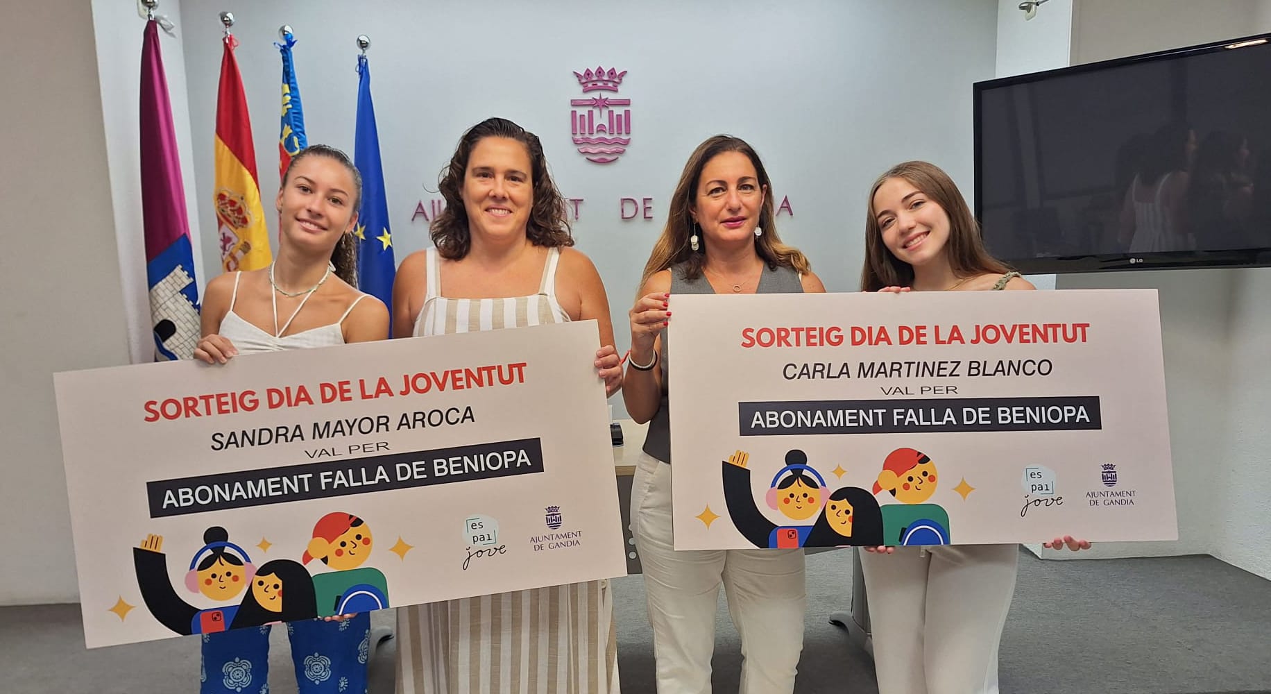 Sandra y Carla recogiendo su premio, de manos de la presidenta de la falla Beniopa, Lourdes FEmenría y la concejala de Juventud Imma Rodríguez.