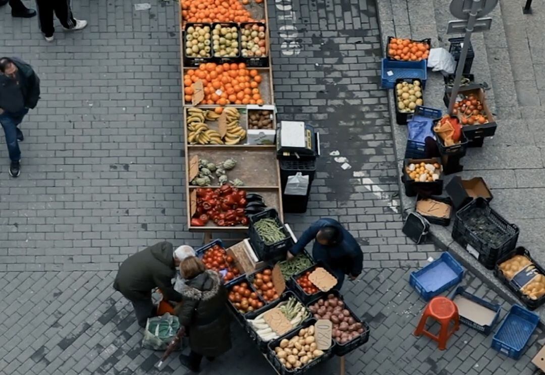 Una de les parades de fruita i verdura del mercat setmanal de Balaguer.