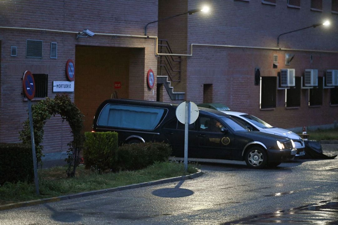 Un coche fúnebre se dispone a realizar su servicio  en el hospital Príncipe de Asturias de Alcalá de Henares. 