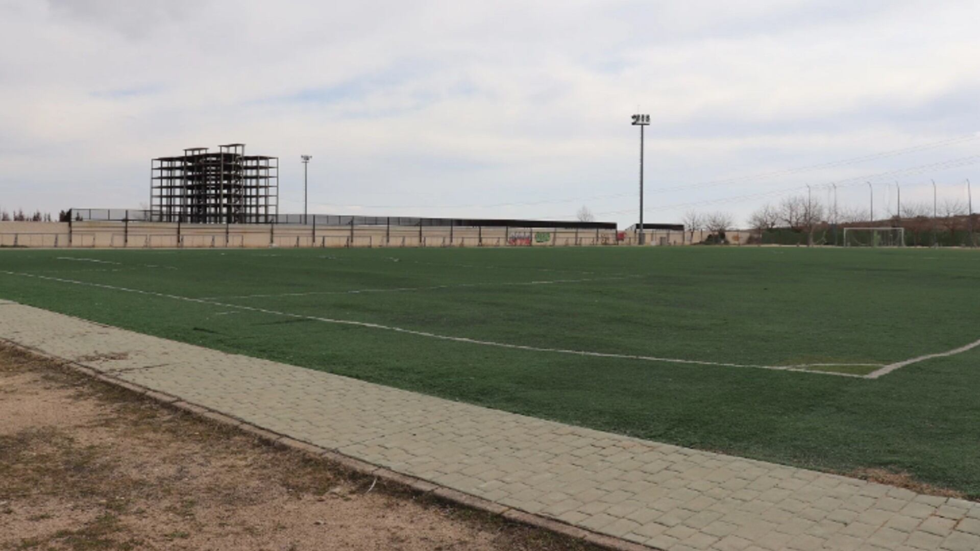 Los abombamientos del campo de fútbol, visibles en las líneas y el césped