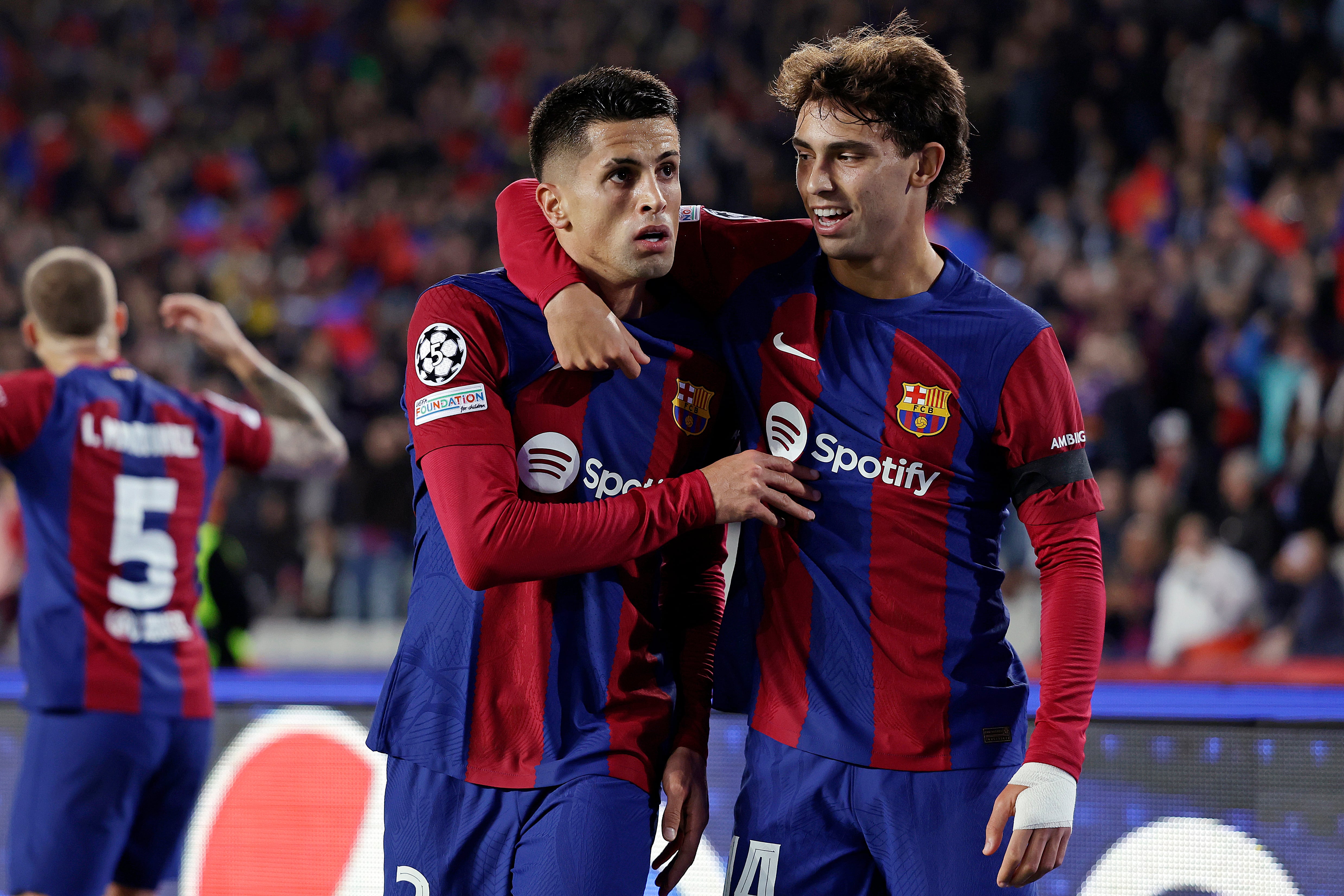 Joao Cancelo y Joao Félix celebran un gol durante un encuentro de Champions League