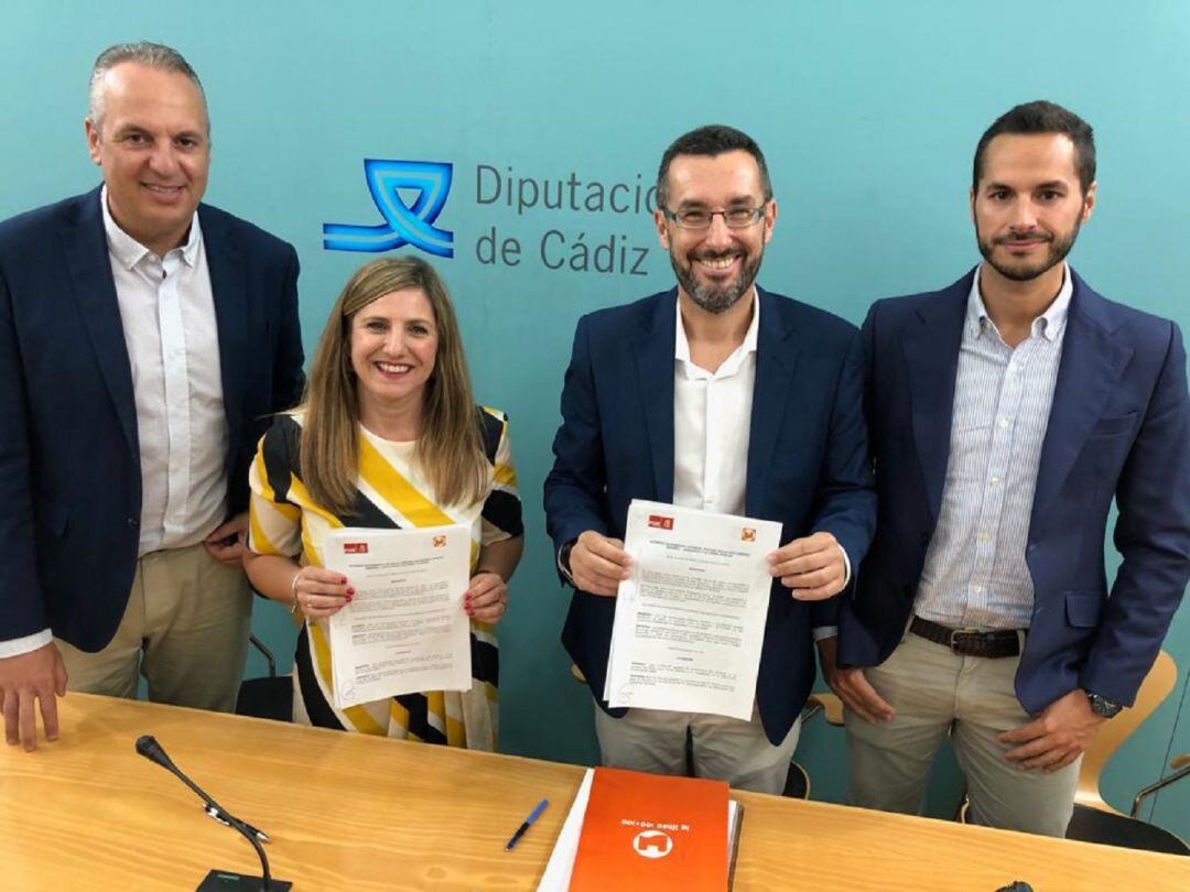 Ruiz Boix, Irene García, Juan Franco y Mario Fernández, durante la firma del acuerdo.