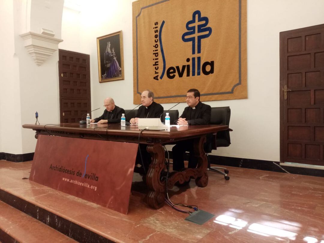 De izdquierda a derecha, Santiago Gómez Sierra, Juan José Asenjo e Isacio Siguero