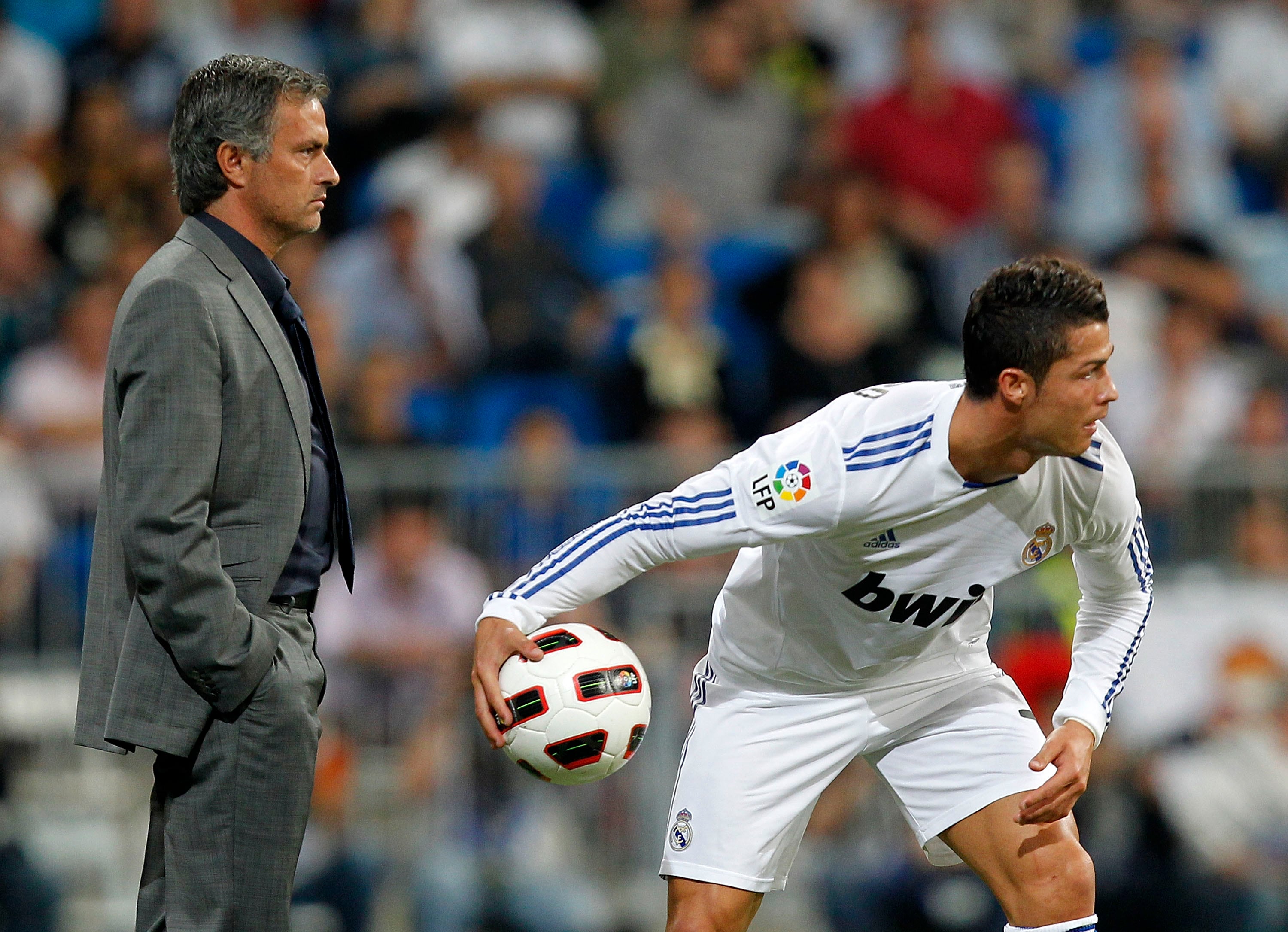 Cristiano Ronaldo recoge un balón bajo la atenta mirada de Mourinho, cuando los dos coincidieron en el Real Madrid