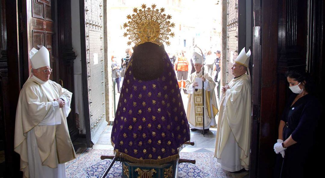 La imagen de la Virgen de los Desamparados en el quicio de una de las puertas principales de la Basílica de la Virgen el día de la patrona