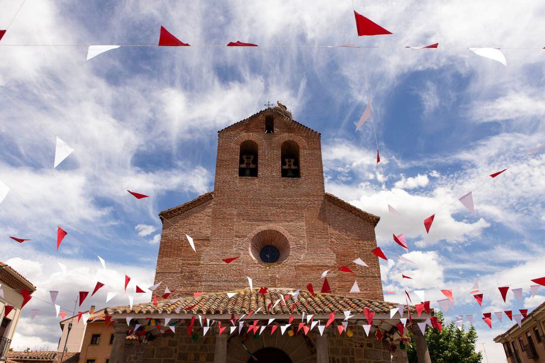 Barriada de Las Vacas, en plenas fiestas, con la iglesia al fondo