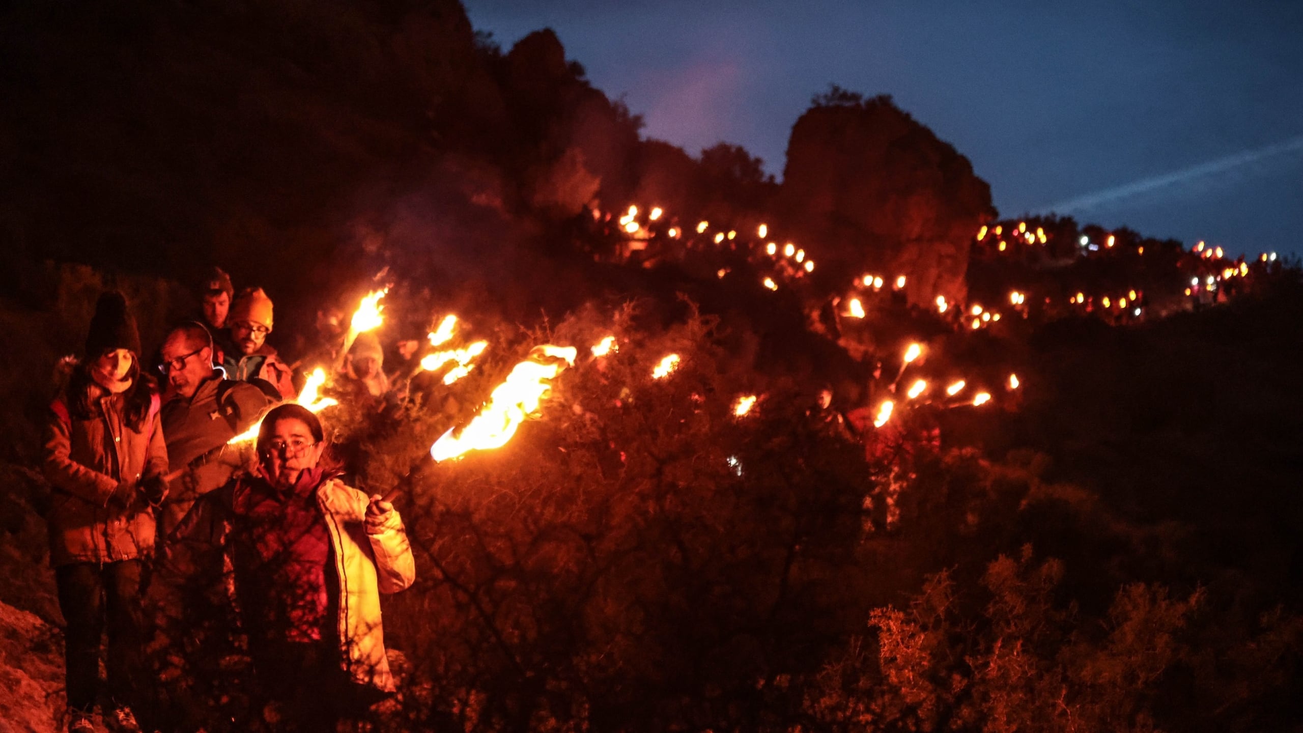 Gran éxito de participación en la tradicional Bajada de Antorchas de Elda