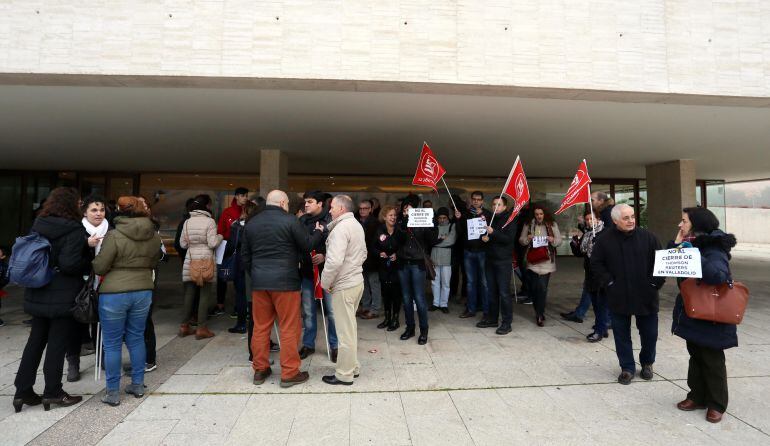 Medio centanar de trabajadores de Lex Nova se concentra frente a la sede de las Cortes de Castilla y León
