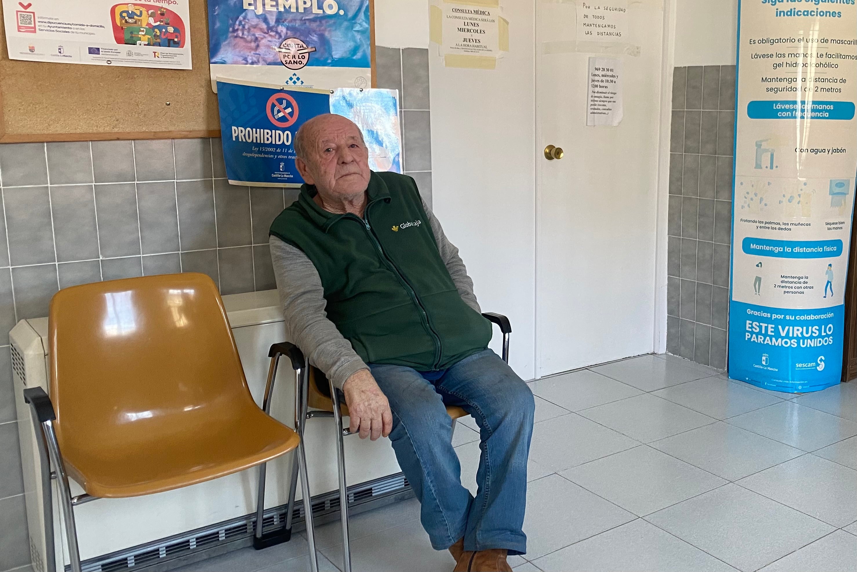 José María, vecino de Las Majadas, en la sala de espera del consultorio médico.