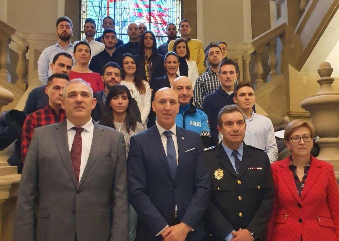 El alcalde ha recibido a los nuevos agentes 