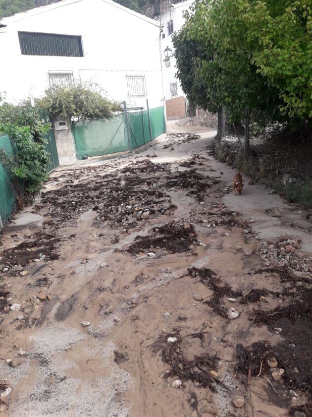 A su paso el agua dejaba calles anegadas y destrozadas en Don Pedro