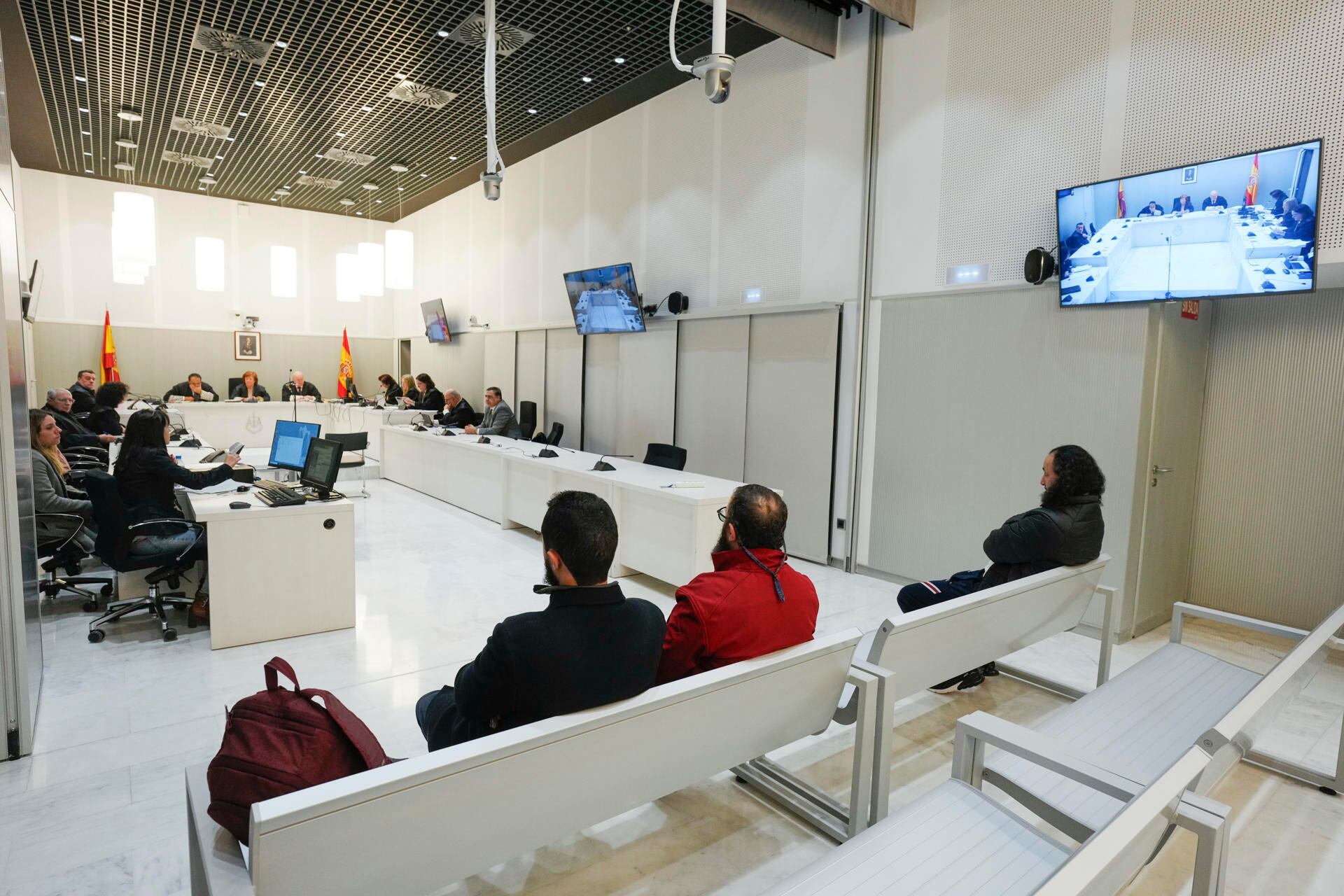 MADRID, 22/01/2024.- Mohamed El Gharbi, Karim Abdeselam Mohamed y Abdelah Abdeselam Ahmed se sientan en el banquillo de los acusados durante su juicio este lunes en la Audiencia Nacional de Madrid y para quienes la Fiscalía pide hasta 12 años de prisión por un delito de constitución de grupo terrorista, aunque plantea de manera subsidiaria una condena de 8 años por colaboración con organización terrorista o captación y adoctrinamiento terrorista. EFE/ Borja Sánchez Trillo / POOL
