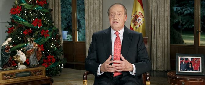 El rey Juan Carlos, durante su tradicional discurso, junto a la imagen de la Selección Española