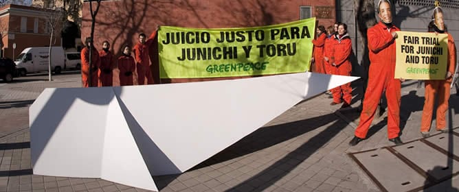 Miembros de Greenpeace protestan frente a la embajada de Japón en Madrid