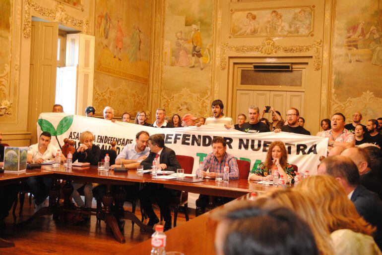 Una veintena de miembros de la Asamblea en Defensa de las Excavadas impidieron el normal desarrollo del pleno