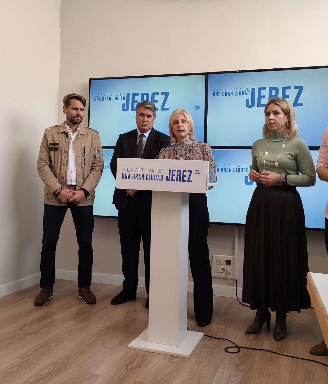 La presidenta local del PP, María José García-Pelayo, acompañada del Diputado Nacional, Ignacio Romaní, en el acto de presentación de las enmiendas / R.J