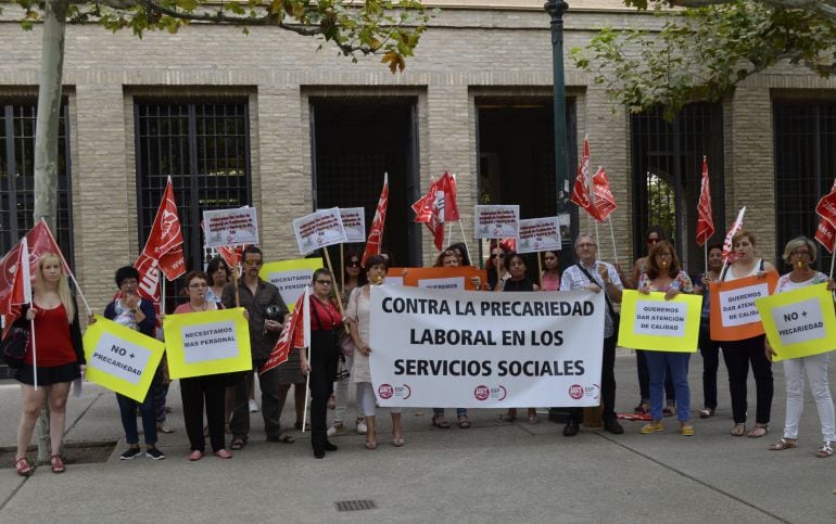 Manifestación convocada por UGT Aragón, en las inmediaciones del edificio Pignatelli, para protestar por la precariedad laboral en las residencias de ancianos