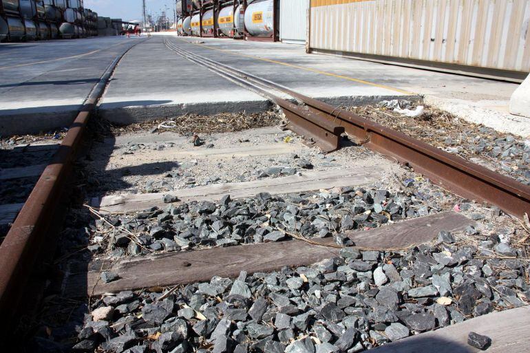 El tercer carril, instal·lat i pendent de connexió a l'estació intermodal de Bayer a Tarragona.