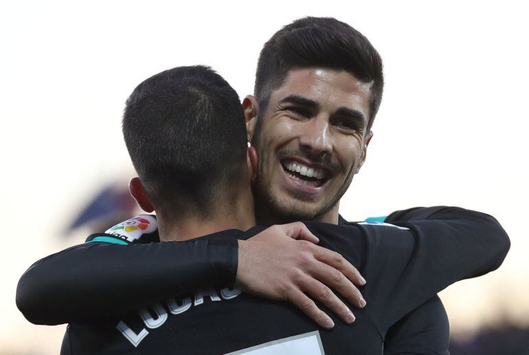 Marco Asensio se abraza con Lucas después de hacer gol en Butarque