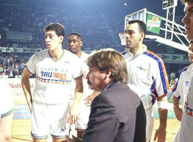 Manel Comas impartiendo instrucciones a Santi Abad y sus compañeros