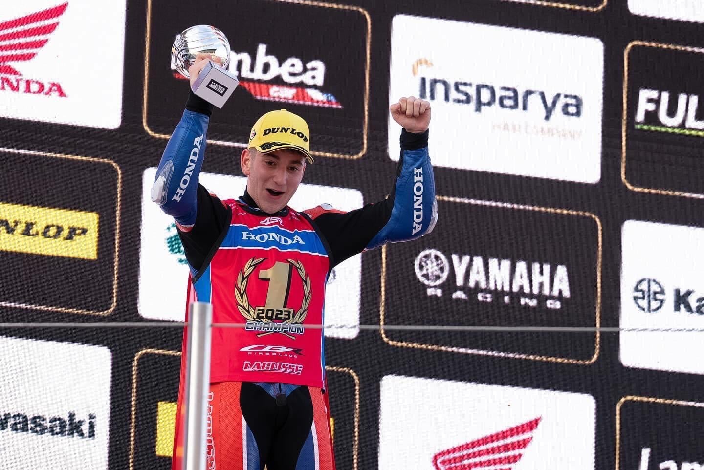 Unai Orradre (Alfaro, La Rioja) celebra el título de campeón nacional de Superbikes en la categoría Stock1000.