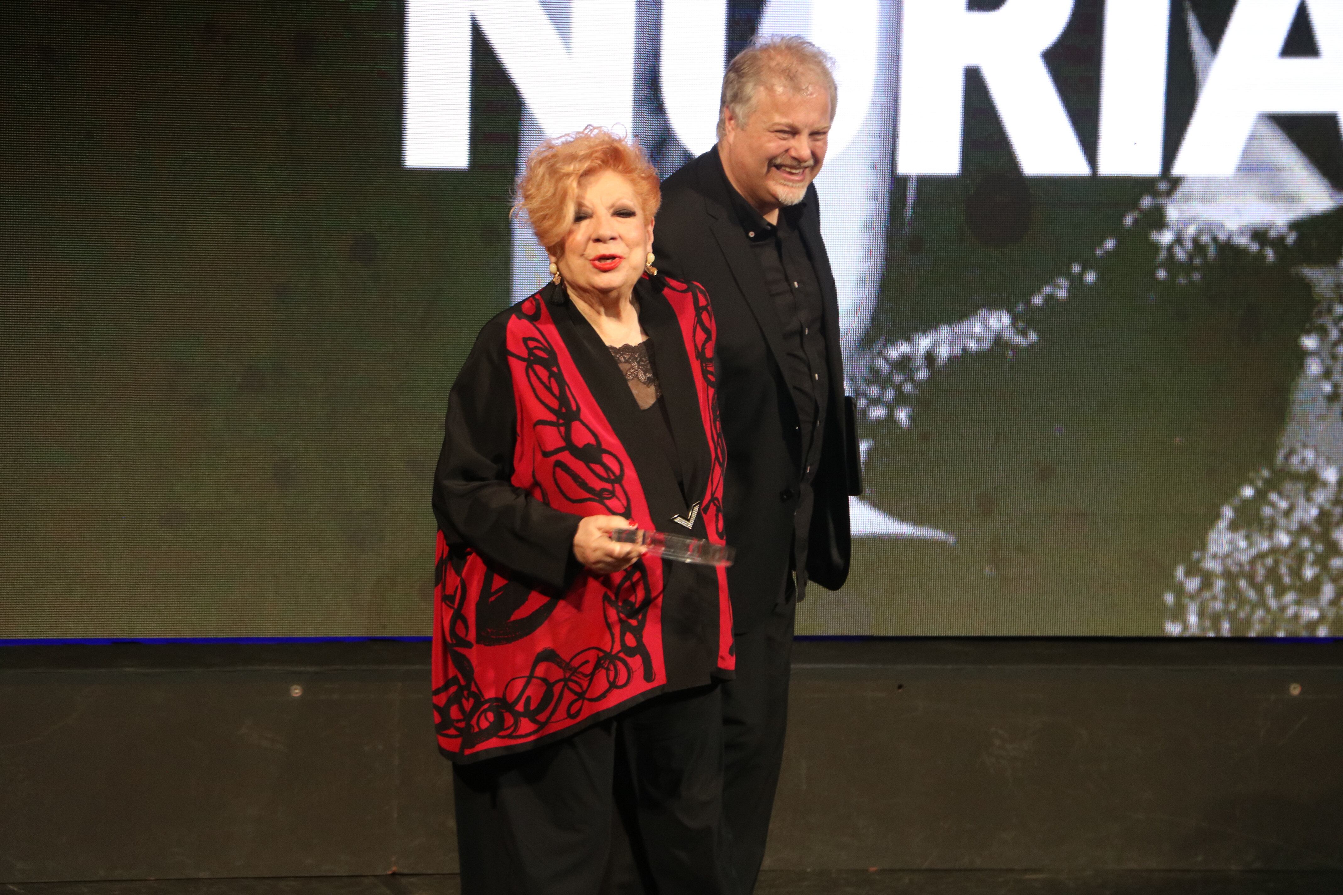 Núria Feliu recollint el premi Enderrock de les mans de Lluís Gendrau el 5 de març de 2020 a Girona