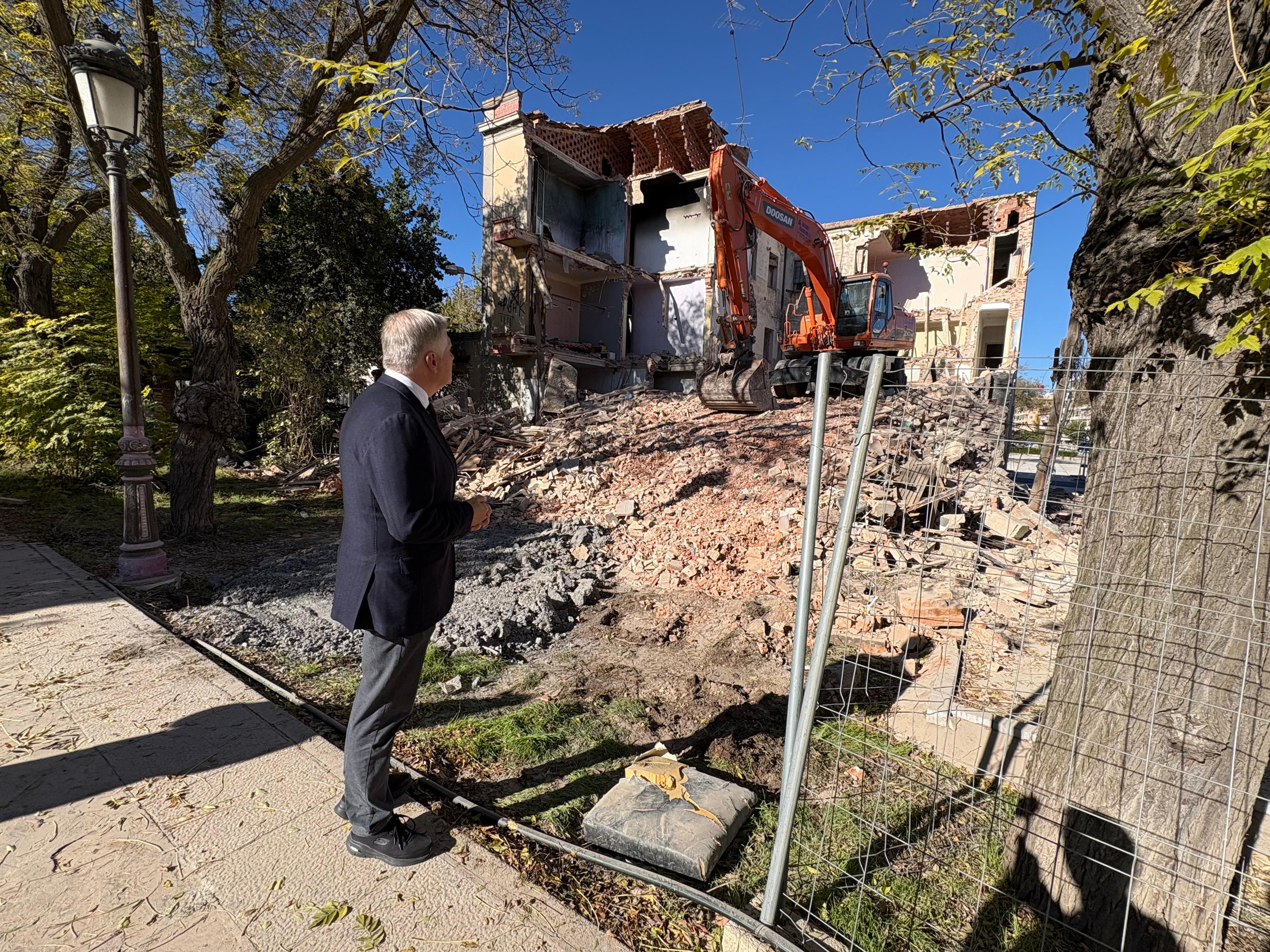 Francisco Cañizares, alcalde de Ciudad Real, observa los trabajos de demolición del inmueble