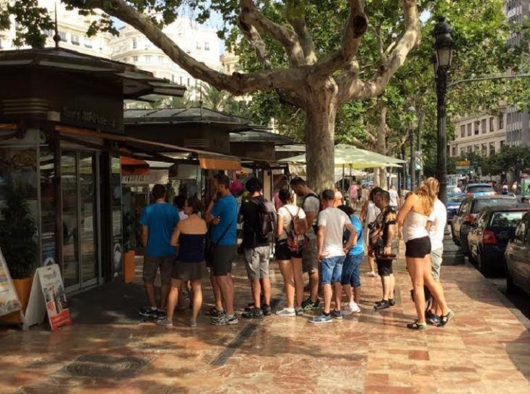 Cola de turistas en el punto de información de Turismo Valencia