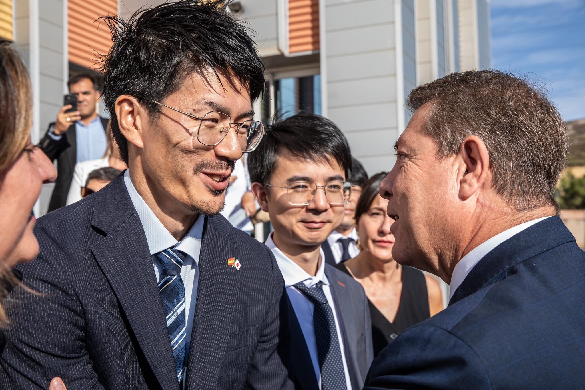 Emiliano García Page saludando al representante de la embajada japonesa