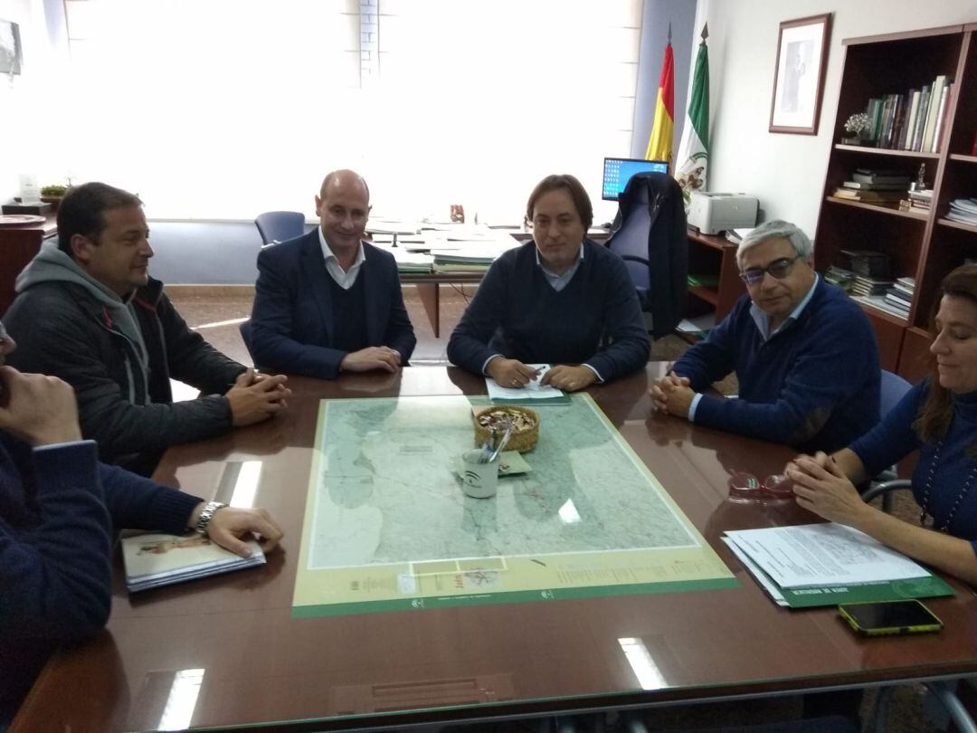 Momento de la reunión entre el delegado de fomento, José Manuel Higueras, tercero por la derecha, y el alcalde de Jódar, en presencia de los técnicos