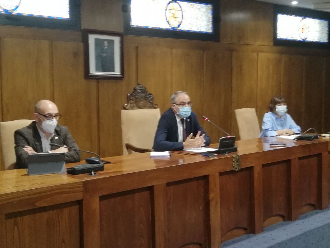 Alcalde de Ponferrada, Olegario Ramón, concejala de territorio inteligente, Mabel Fernández y responsable del servicio de nuevas tecnologías, José María Beltrán