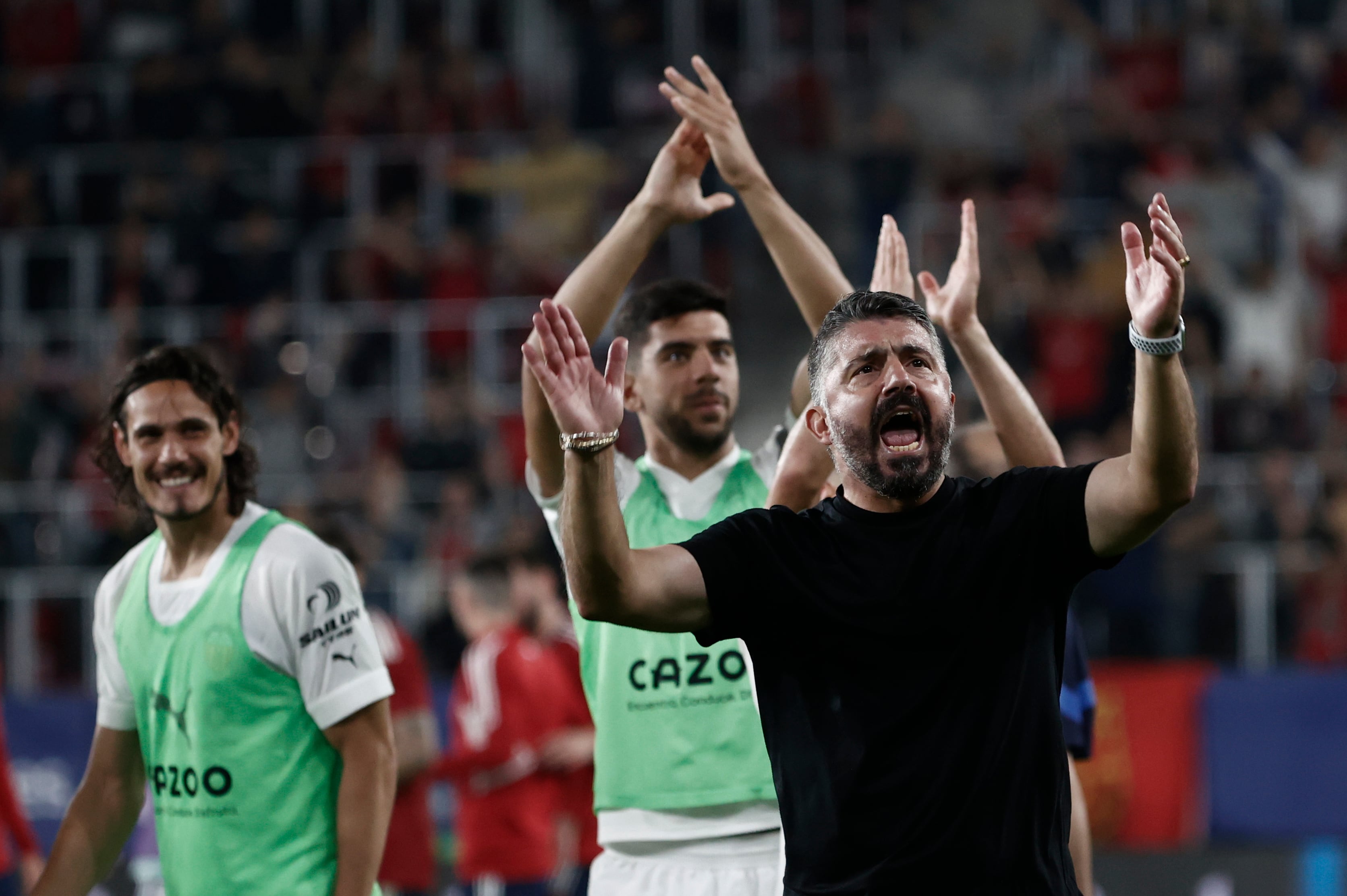 El técnico italiano del Valencia, Gennaro Gattuso, celebra con sus jugadores la victoria conseguida frente a Osasuna a la finalización del encuentro correspondiente a la octava jornada de primera división que han disputado hoy viernes en el estadio de El Sadar, en Pamplona. EFE / Jesús Diges.