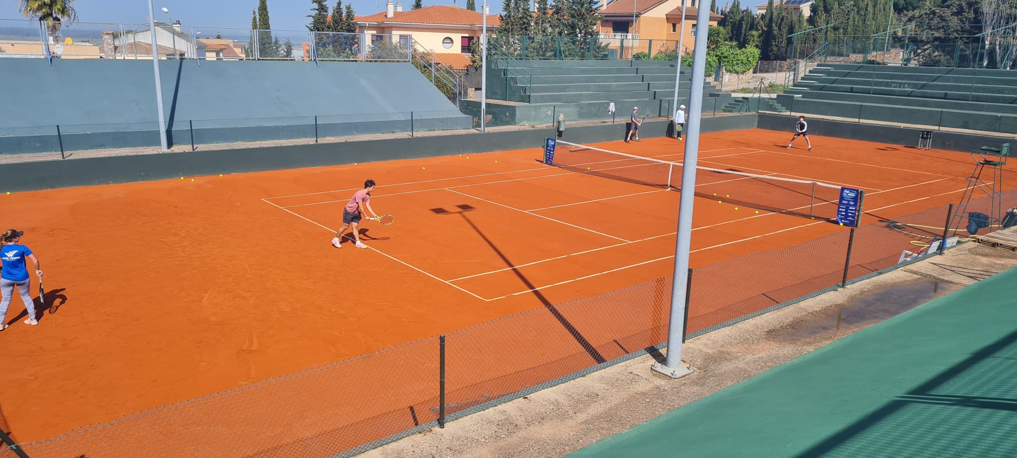 El Club de Tenis Cabezarrubia acoge a los 14 tenistas de la Weil Tennis Academy de California, Estados Unidos.