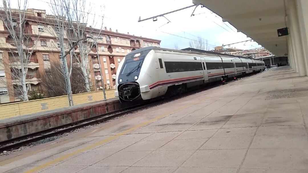 Un tren en la estación de ferrocarril de la capital.