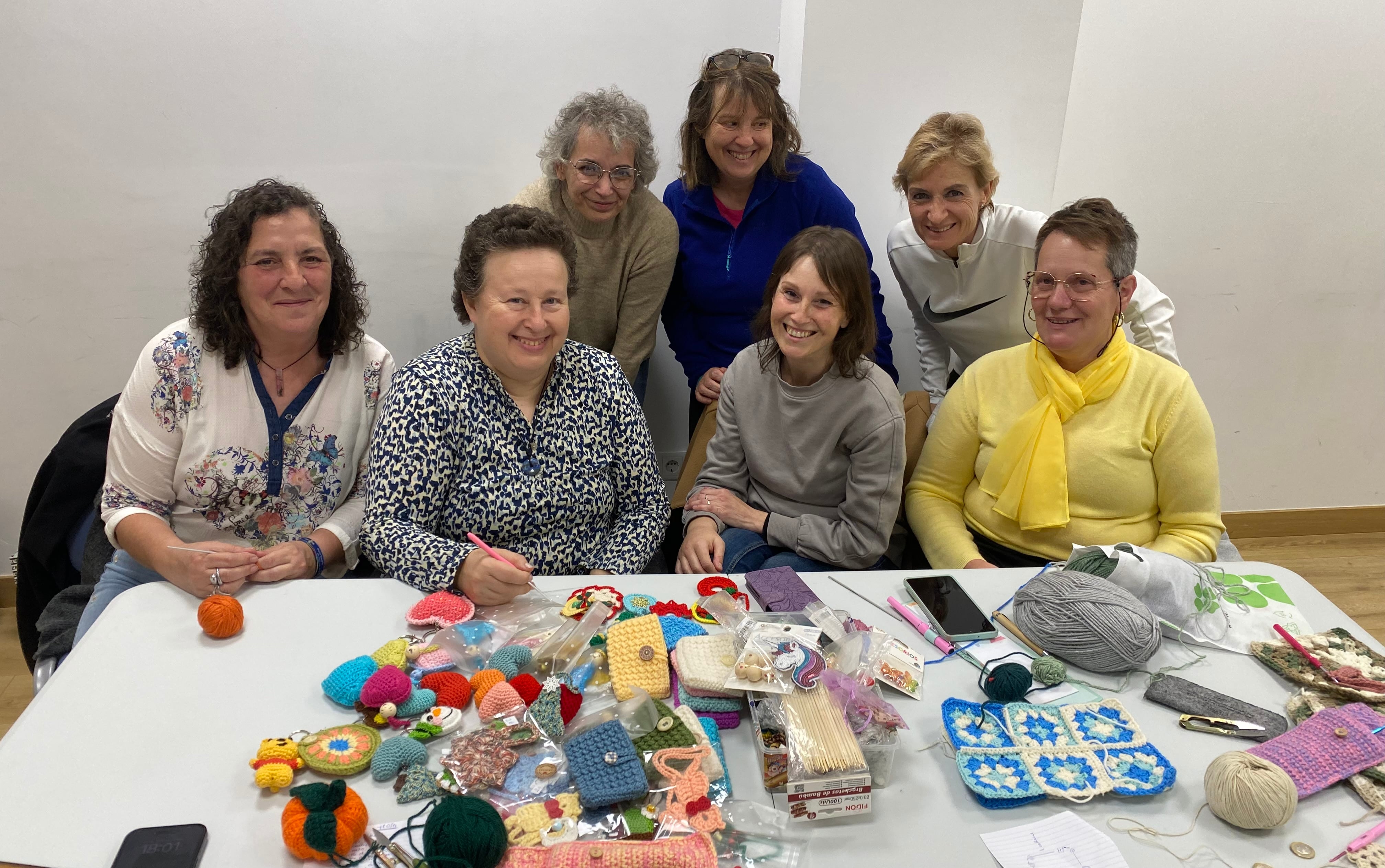 Grupo de mujeres de Cuenca en el taller de Croché Solidario.