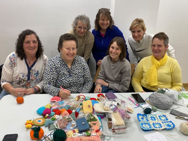 Grupo de mujeres de Cuenca en el taller de Croché Solidario.