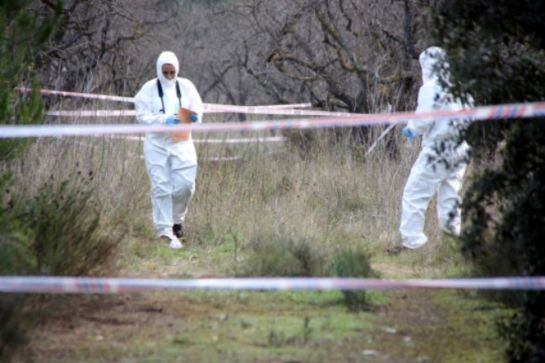 Dos agents de la policia científica treballant al lloc dels fets