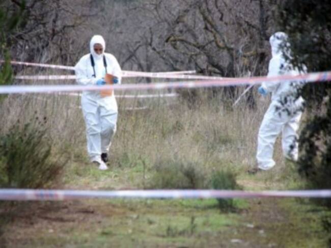 Dos agents de la policia científica treballant al lloc dels fets