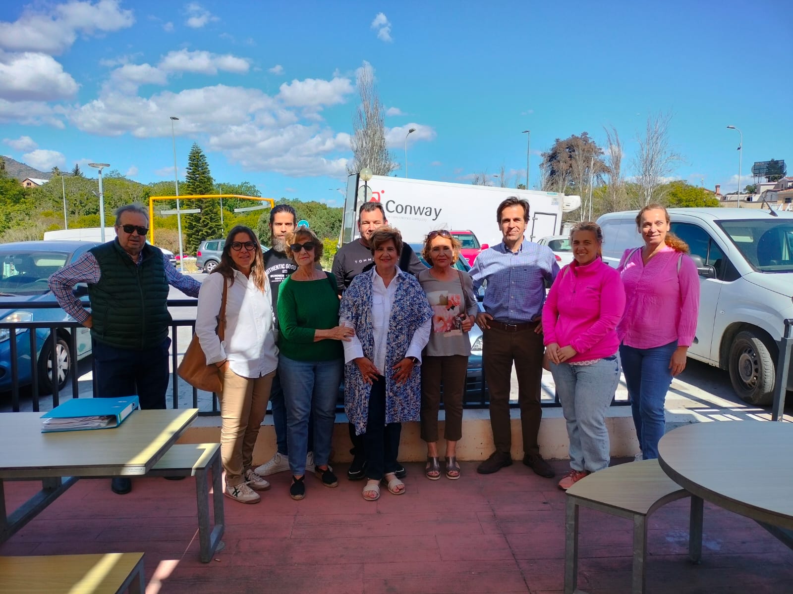 Vecinos de Churriana atendiendo a la SER por la polémica del centro e acogida temporal de migrantes 